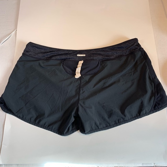 Size 12 Lululemon black drawstring waist shorts with no liner - Picture 13 of 16